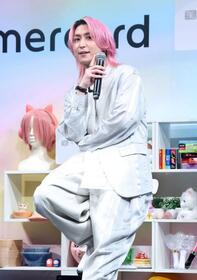 トーク中にポーズを決める、Ｓｎｏｗ　Ｍａｎ・佐久間大介（撮影・石井剣太郎）