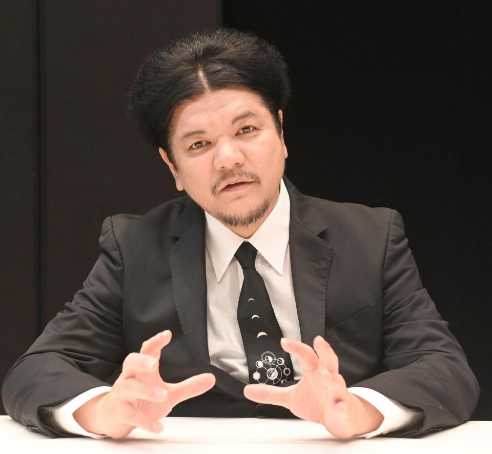 インタビュー中も熱く語る関暁夫（撮影・園田高夫）