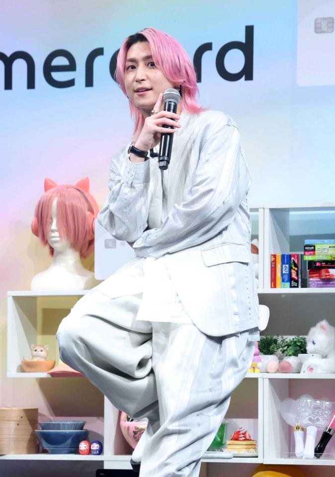 トーク中にポーズを決める、Ｓｎｏｗ　Ｍａｎ・佐久間大介（撮影・石井剣太郎）