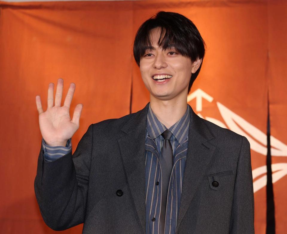 手を振る作間龍斗（撮影・石井剣太郎）