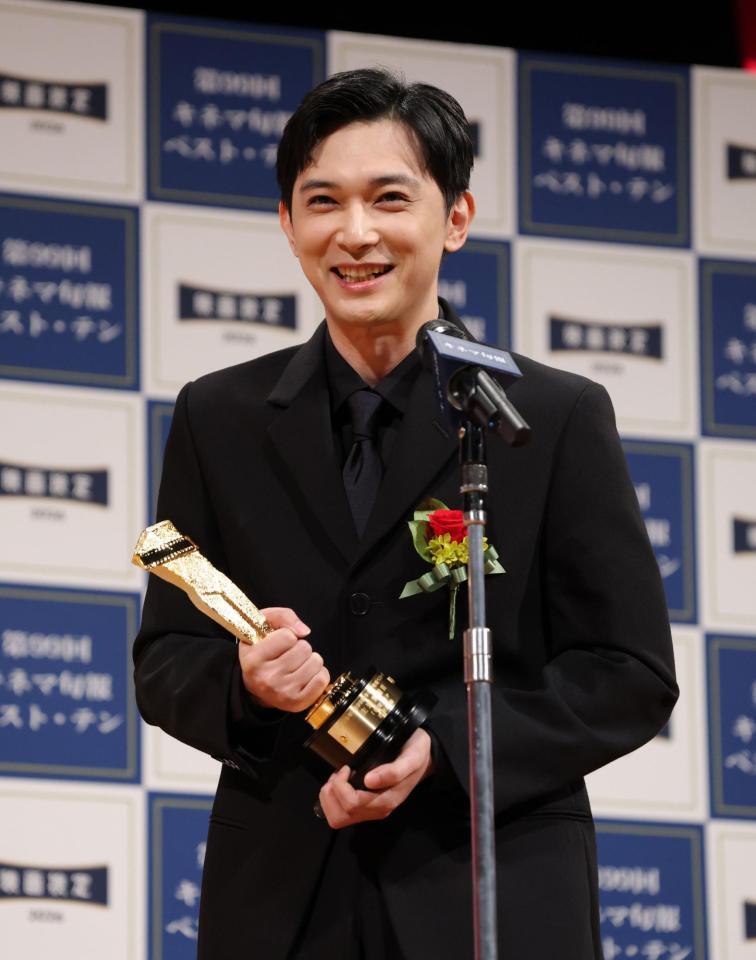 主演男優賞を受賞し笑顔を見せる吉沢亮（撮影・西岡正）