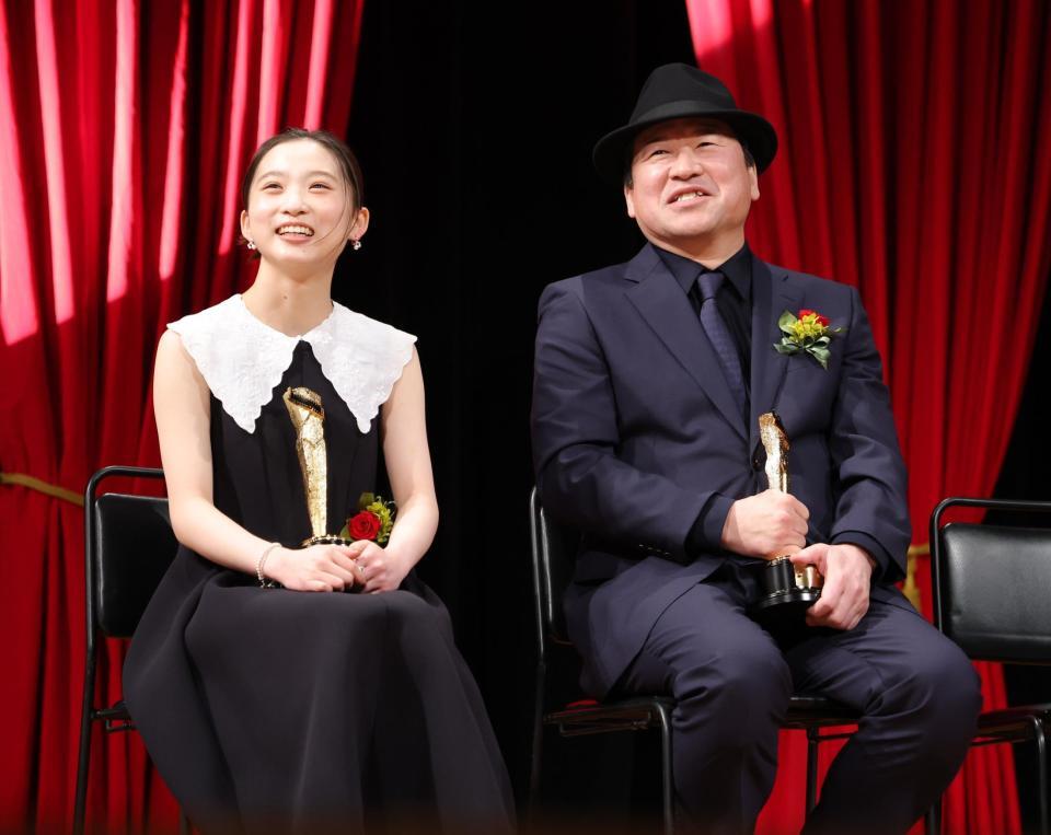 受賞スピーチで伊東蒼（左）との思い出を話した佐藤二朗（撮影・西岡正）