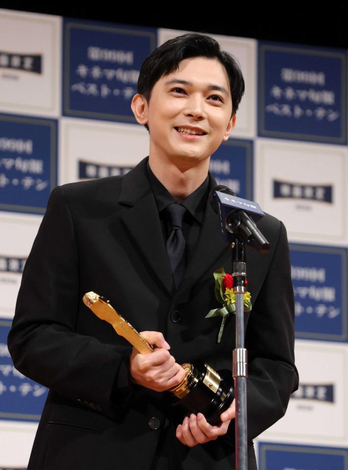 主演男優賞を受賞し、感慨深く話す吉沢亮（撮影・西岡正）