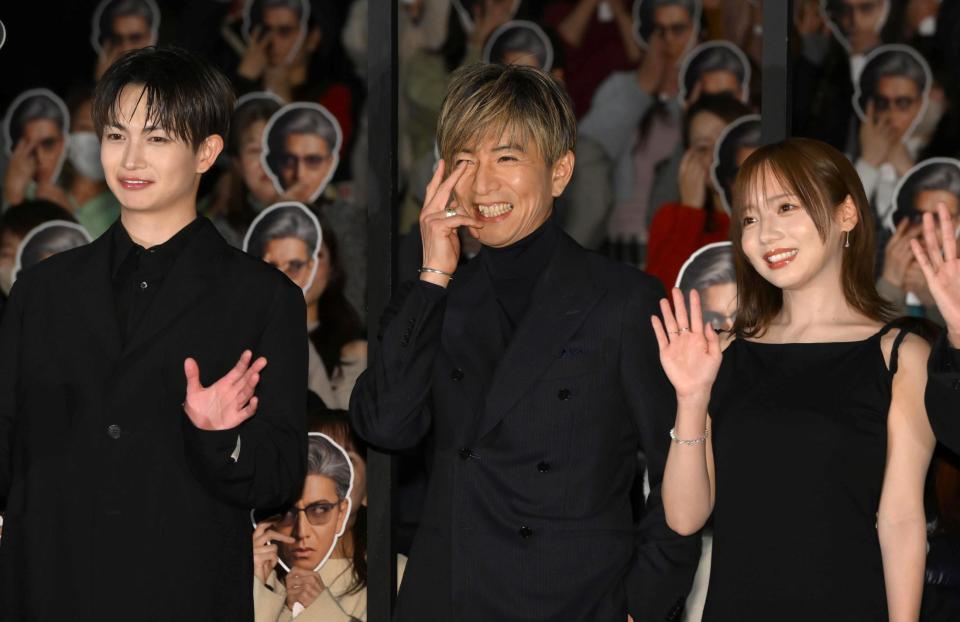 　風間公親教官のポーズを決める木村拓哉。左は綱啓永、右は齊藤京子（撮影・堀内翔）