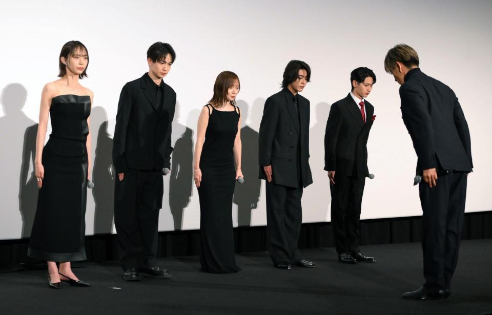 　「教場の号令」を生で実演した（右から）木村拓哉、猪狩蒼弥、倉悠貴、齊藤京子、綱啓永、井桁弘恵（撮影・堀内翔）
