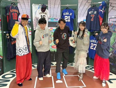 　イベントに出席した（左から）バッテリィズ・エースと寺家、川﨑宗則氏、牧野真莉愛、森山未唯