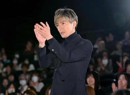 　客席の中を歩いて登場する木村拓哉（撮影・堀内翔）