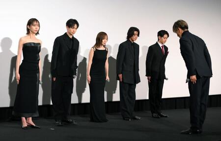 　「教場の号令」を生で実演した（右から）木村拓哉、猪狩蒼弥、倉悠貴、齊藤京子、綱啓永、井桁弘恵（撮影・堀内翔）