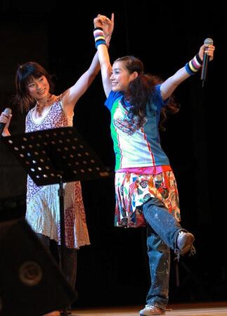 ２００４年、松本英子（左）と篠原ともえ