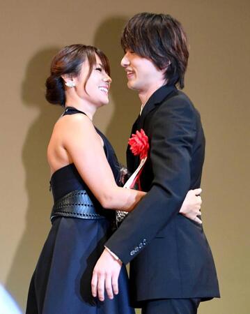 ２０２０年、エランドール賞授賞式で新人賞を受賞した横浜流星を祝福に駆けつけた深田恭子は熱烈なハグ