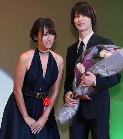 ２０２０年、エランドール賞授賞式で横浜流星の祝福に駆けつけた深田恭子