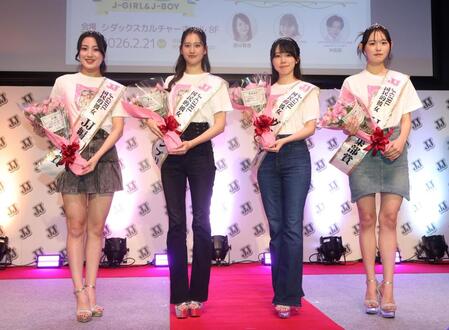 ポーズをとる（前列左から）和愛、有田叶、早坂萌香、大瀧沙羅（撮影・石井剣太郎）