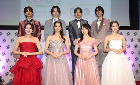 ポーズをとる（前列左から）和愛、有田叶、早坂萌香、大瀧沙羅（後列同）中田凌多、牧屋宏幸、三上龍さん、藍沢晃多（撮影・石井剣太郎）