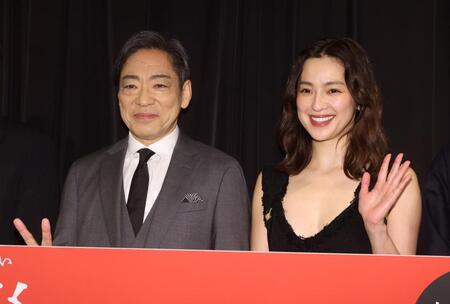 舞台あいさつに登壇した香川照之（左）と中村アン（撮影・石井剣太郎）