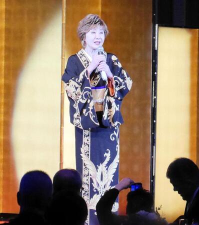披露宴の壇上で熱唱する小林幸子