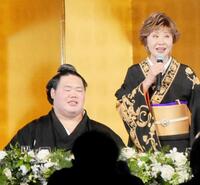 明生の隣で歌唱する小林幸子