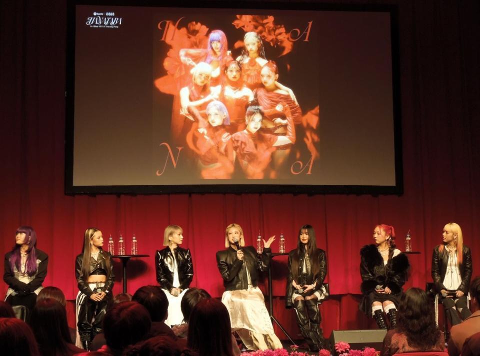 　「Ｓｐｏｔｉｆｙ　ｘ　ＨＡＮＡ　“ＨＡＮＡＴＡＢＡ”Ｌｉｓｔｅｎｉｎｇ　Ｐａｒｔｙ」でエピソードを披露するＨＡＮＡ（左から）ＮＡＯＫＯ、ＹＵＲＩ、ＪＩＳＯＯ、ＭＯＭＯＫＡ、ＫＯＨＡＲＵ、ＣＨＩＫＡ、ＭＡＨＩＮＡ