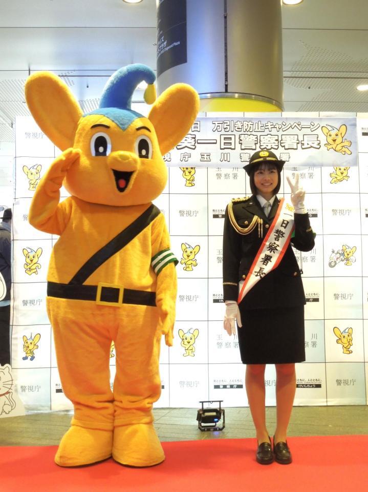 東京・玉川警察署の一日警察署長を務めピーポくんと記念撮影する俳優の中川陽葵