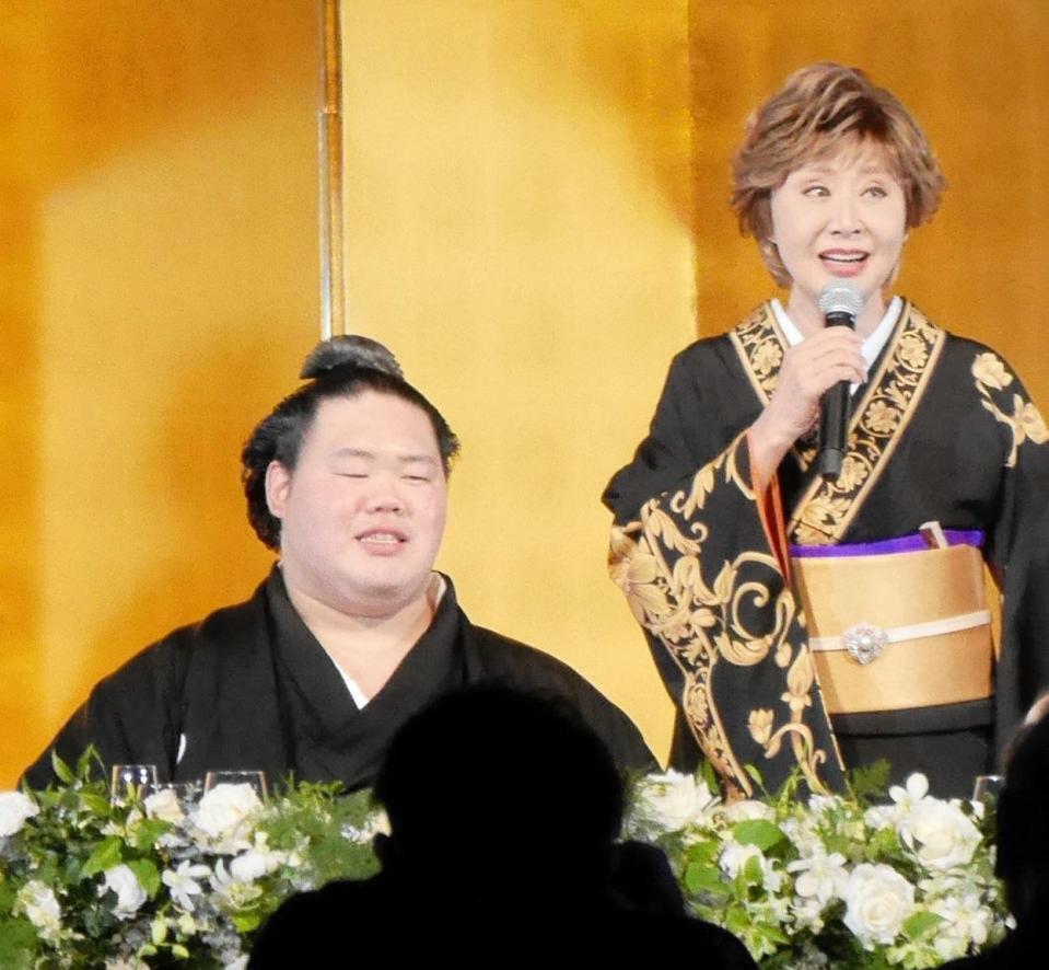 明生の隣で歌唱する小林幸子