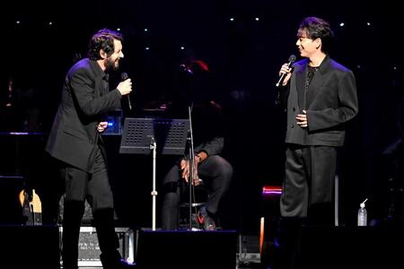 ジョシュ・グローバン（左）の来日公演にゲスト出演した山崎育三郎（撮影・土居政則）