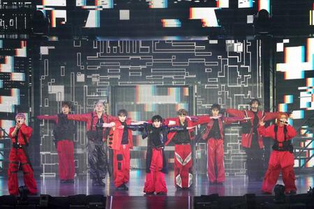 　（左から）シューヤ、ユーキ、カイ、マサヒロ、ハル、アロハ、タクヤ、リョウガ、タカシ（撮影・米山三郎）