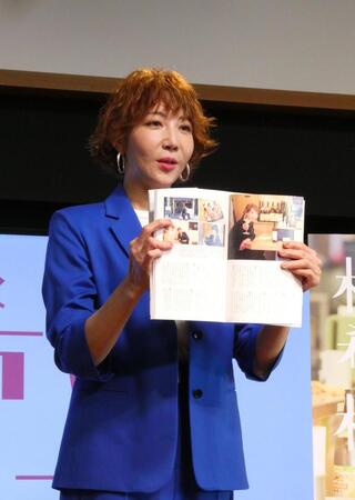 「柚希横丁」を紹介する柚希礼音