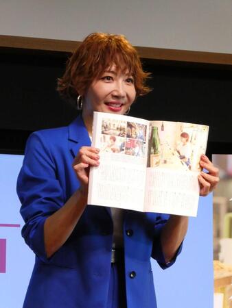 「柚希横丁」を紹介する柚希礼音