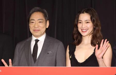 舞台あいさつに登場した香川照之（左）と中村アン（撮影・石井剣太郎）