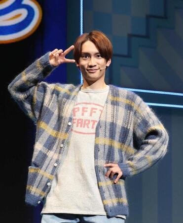 ポーズを決める藤原丈一郎（撮影・佐々木彰尚）