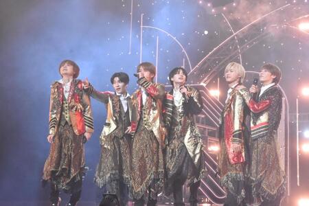 大阪松竹座のゲネプロの参加した（左から）ＡｍＢｉｔｉｏｕｓ・岡佑吏、ＡｍＢｉｔｉｏｕｓ・山中一輝、大西風雅、嶋﨑斗亜、岡﨑彪太郎、ＡｍＢｉｔｉｏｕｓ・浦陸斗