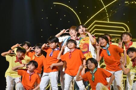 大阪松竹座のゲネプロの参加した（後方中央左から）ＡｍＢｉｔｉｏｕｓ・浦陸斗、嶋﨑斗亜