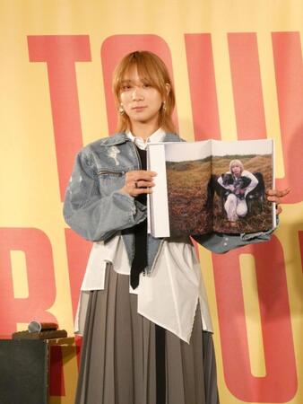 お気に入りのページを見せる伊澤彩織