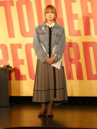 撮影に応じる伊澤彩織