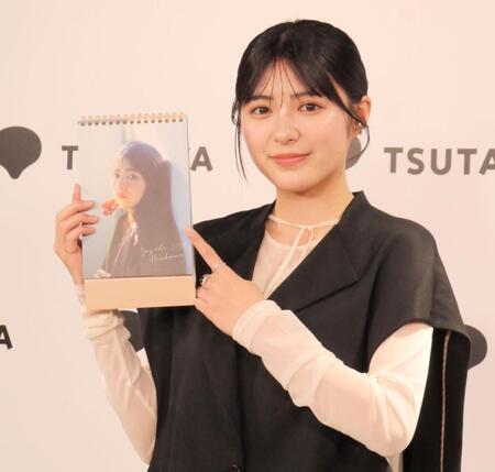 カレンダーをアピールする平川結月