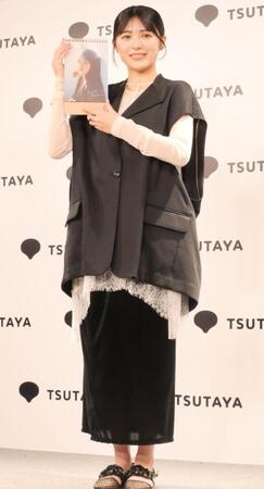 カレンダーをアピールする平川結月