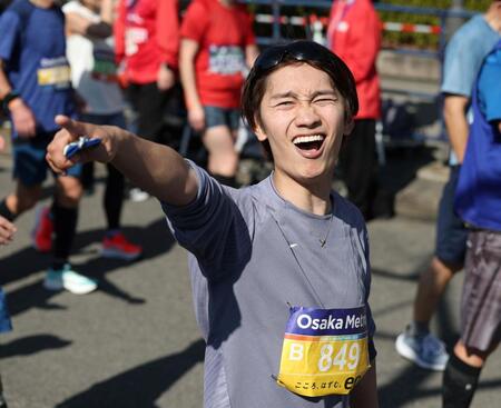 カメラに向かって充実の表情を見せるなにわ男子・藤原丈一郎（撮影・中田匡峻）
