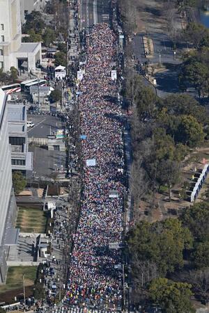 次々とスタートするランナーたち（代表撮影）