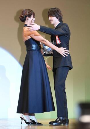 ２０２０年、エランドール賞授賞式で横浜流星のお祝いに駆けつけた深田恭子