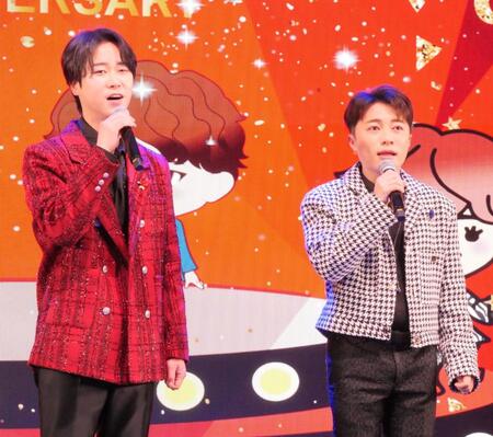 「港町のおんな」を熱唱するはやぶさのヤマト（左）とヒカル