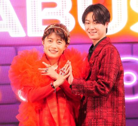 スナックのママ「ピカルママ」になりきるはやぶさのヒカル（左）とヤマト