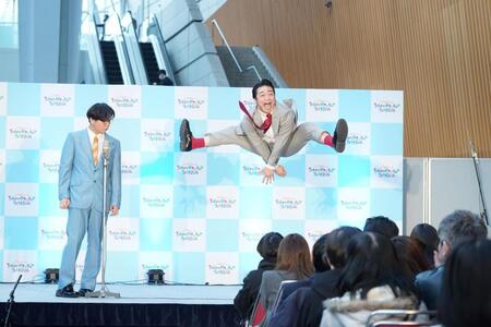 漫才で超ハイジャンプを披露するケビンスの山口コンボイ（右）と仁木恭平