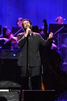 熱唱するジョシュ・グローバンⓒ土居　政則