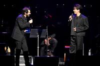 ジョシュ・グローバン（左）の来日公演にゲスト出演した山崎育三郎（撮影・土居政則）