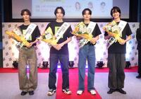 ポーズをとる（左から）中田凌多、牧屋宏幸、三上龍さん、藍沢晃多（撮影・石井剣太郎）