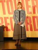 撮影に応じる伊澤彩織