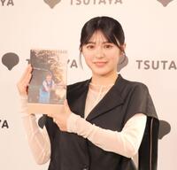 お気に入りカットをアピールする平川結月