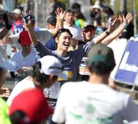 笑顔でゴールするなにわ男子・藤原丈一郎（撮影・中田匡峻）
