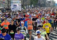 大阪マラソンで一斉にスタートする大勢のランナー＝22日、大阪府庁前