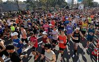 大阪マラソンで一斉にスタートする大勢のランナー＝22日、大阪府庁前