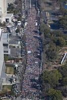 次々とスタートするランナーたち（代表撮影）